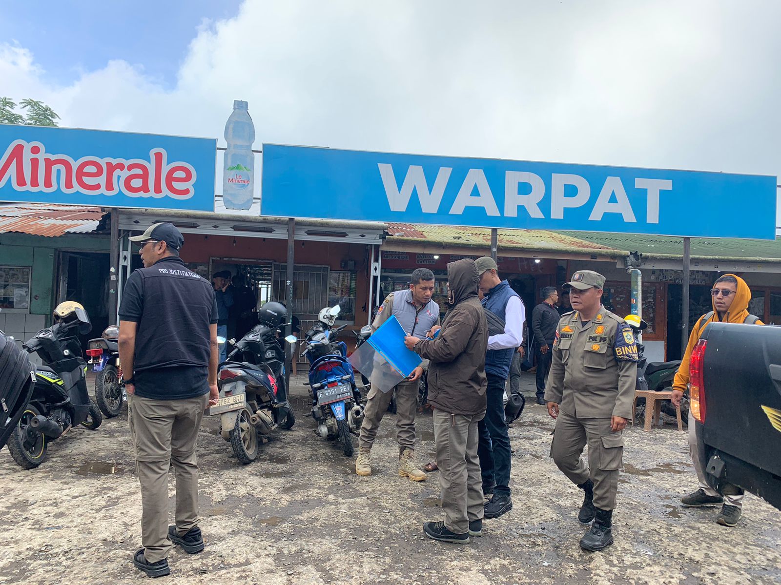 Petugas Satpol PP Kabupaten Bogor dan Kalamatan Cisarua mendampingi petugas DPKPP dalam kegiatan verifikasi data dan pelayangan surat ketiga terhadap bangunan tak berizin di kawasan Puncak.