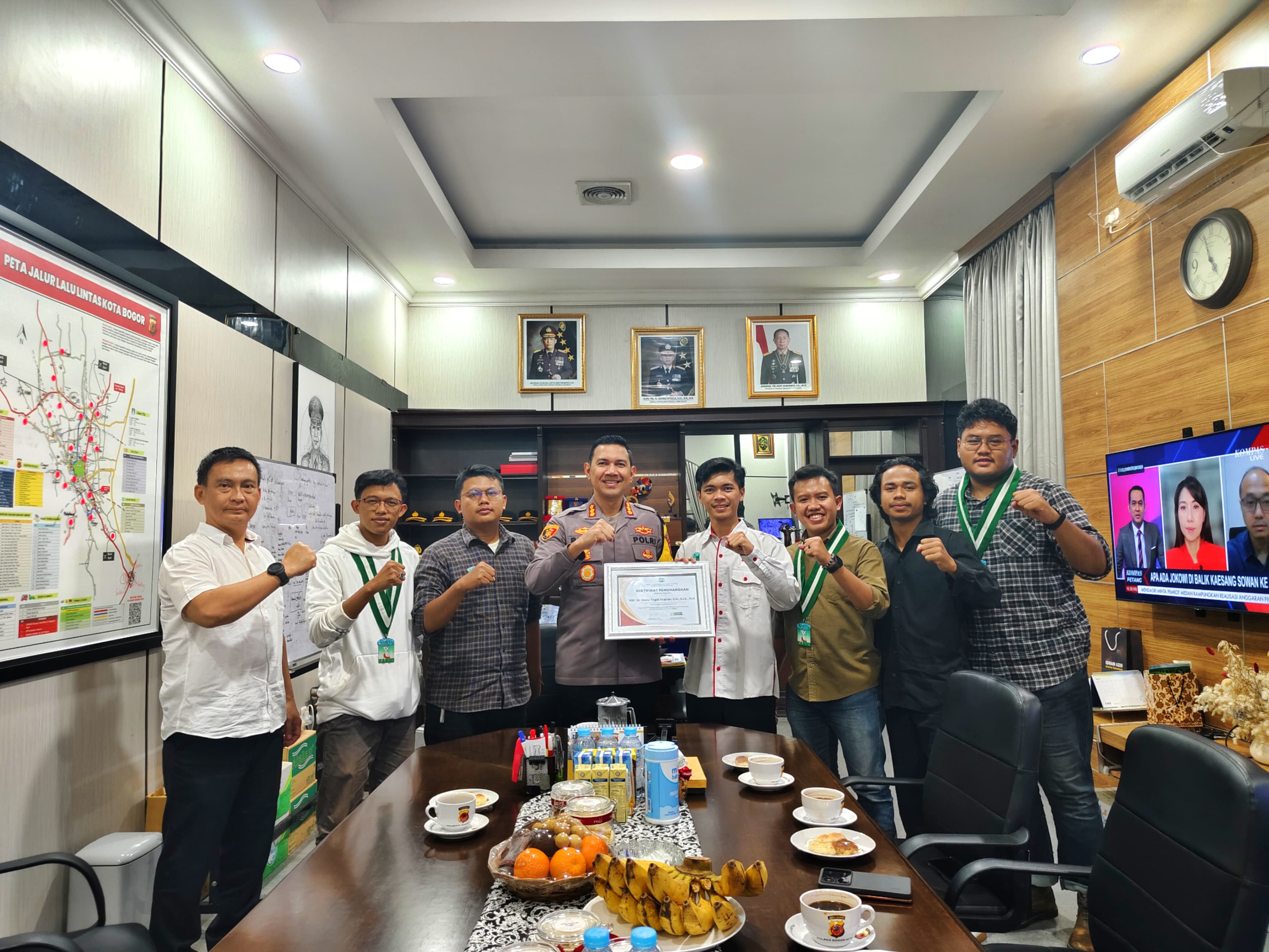 Kapolresta Bogor Kota, Kombes Pol Bismo Teguh Prakoso menerika plakat penghargaan dari KAMMI Bogor. (IST)