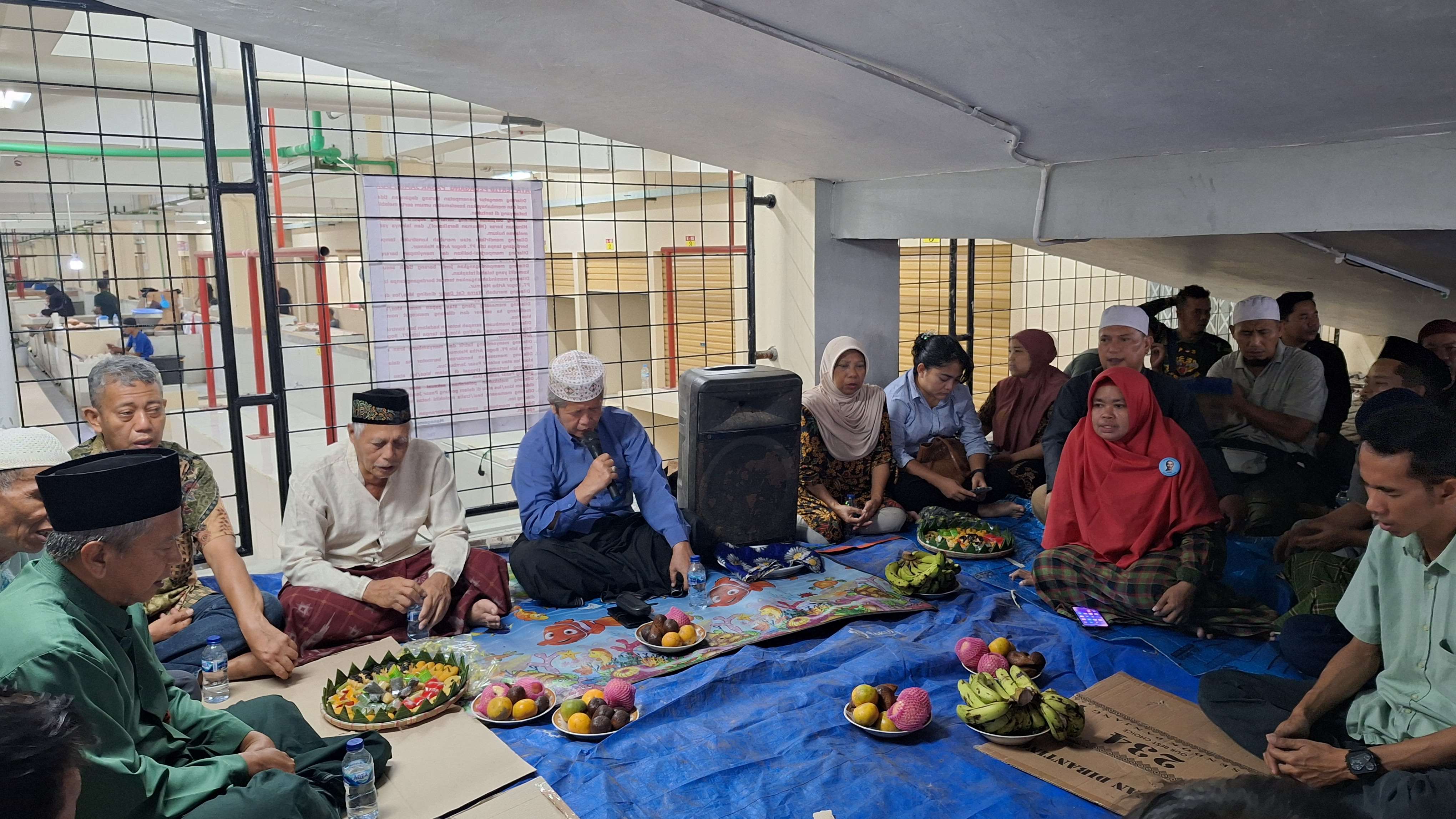 Paguyuban pedagang Pasar Jambu Dua melakukan tasyakuran di Halaman Gedung Pasar Jambu Dua.