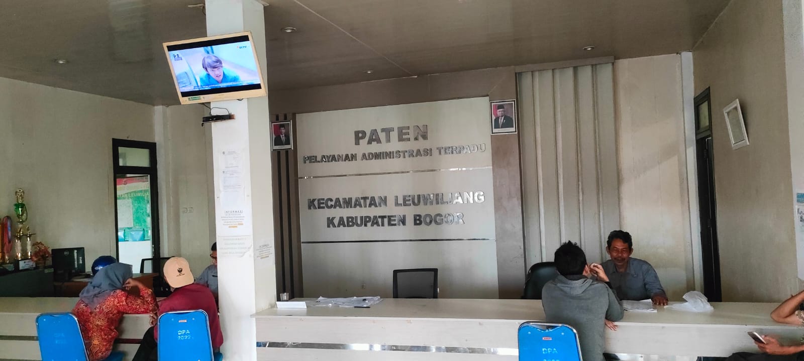 Suasana pelayanan di Kantor Kecamatan Leuliwiang. Masih banyak warga yang tidak paham mengurus adminstrasi kependudukan secara online.