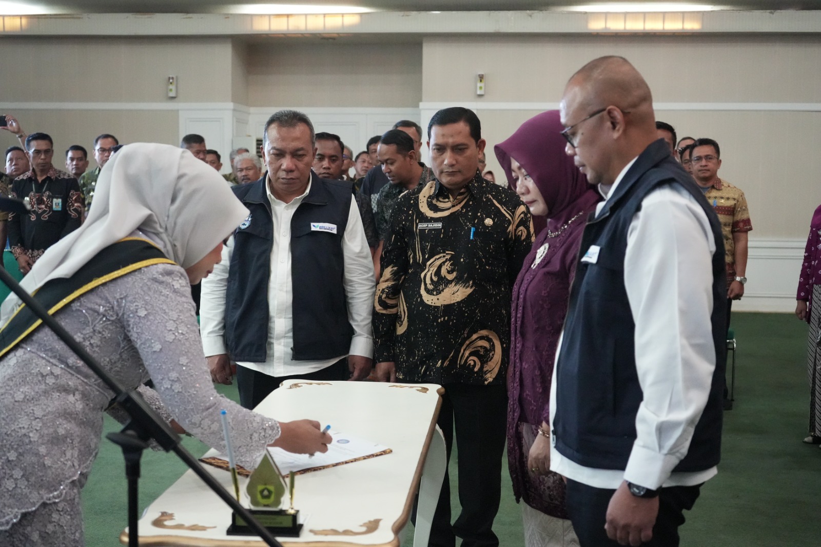Bunda PAUD Kabupaten Bogor, Siti Chomzah Asmawa melantik Bunda PAUD Kecamatan.
