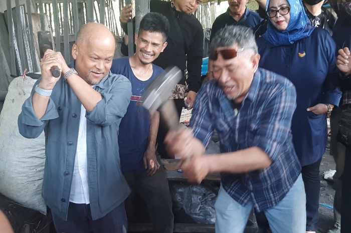 KOMPAK: Bacalon Gubernur Jabar dari Partai Nasdem, Ilham Akbar Habibie (kiri) ikut menempa besi di salah satu industri rumahan di Desa Mekarmaju, Kecamatan Pasirjambu, Kabupaten Bandung, Kamis (11/7).