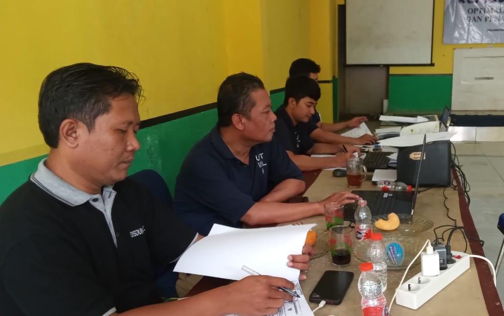Petugas UPT Dinas Kependudukan dan Catatan Sipil (Disdukcapil) Wilayah II melakukan jemput bola pembuatan akte kelahiran di Desa Pedurenan, Kecamatan Gunungsindur, Kamis (11/7/2024).