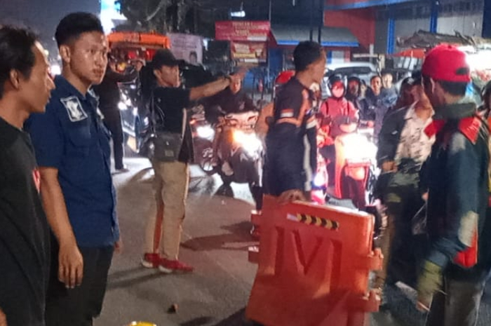 Evakuasi korban kecelakaan di Jalan Raya Tajur Bogor.