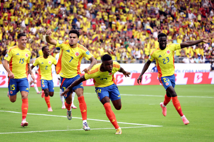 Selebrasi pemain Kolombia usai mencetak gol ke gawang Uruguay.