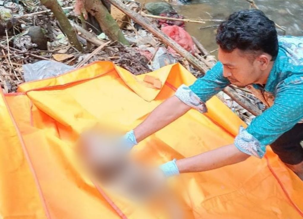 Petugas mengevakuasi mayat bayi yang ditemukan warga di Kali Cikereti, Kampung Cikiray, Desa Sukaraja, Kamis (11/7/2024).