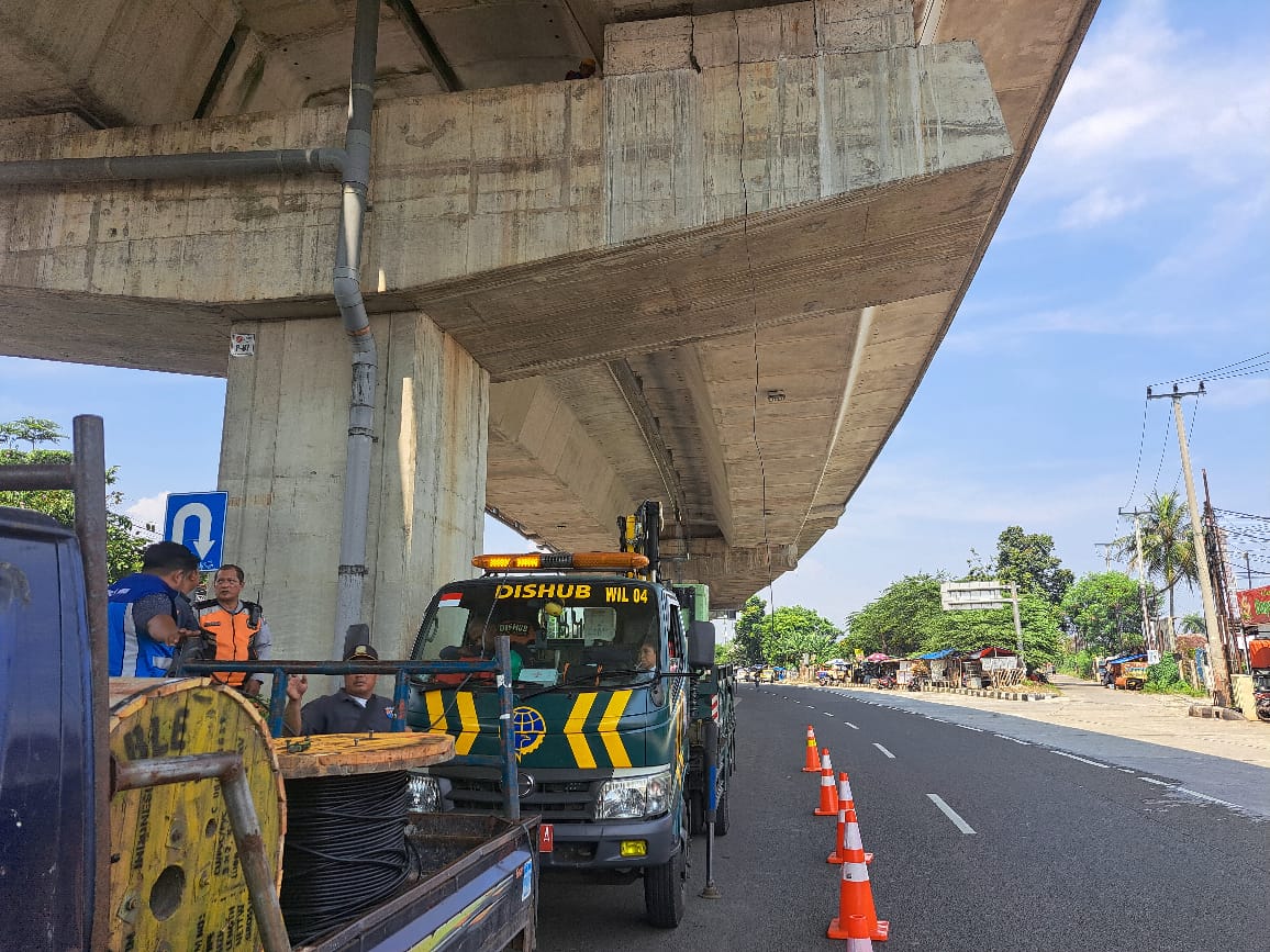 Perbaikan Lampu  Penerangan Jalan Umum (PJU) di Jalan Sholeh Iskandar Bogor.