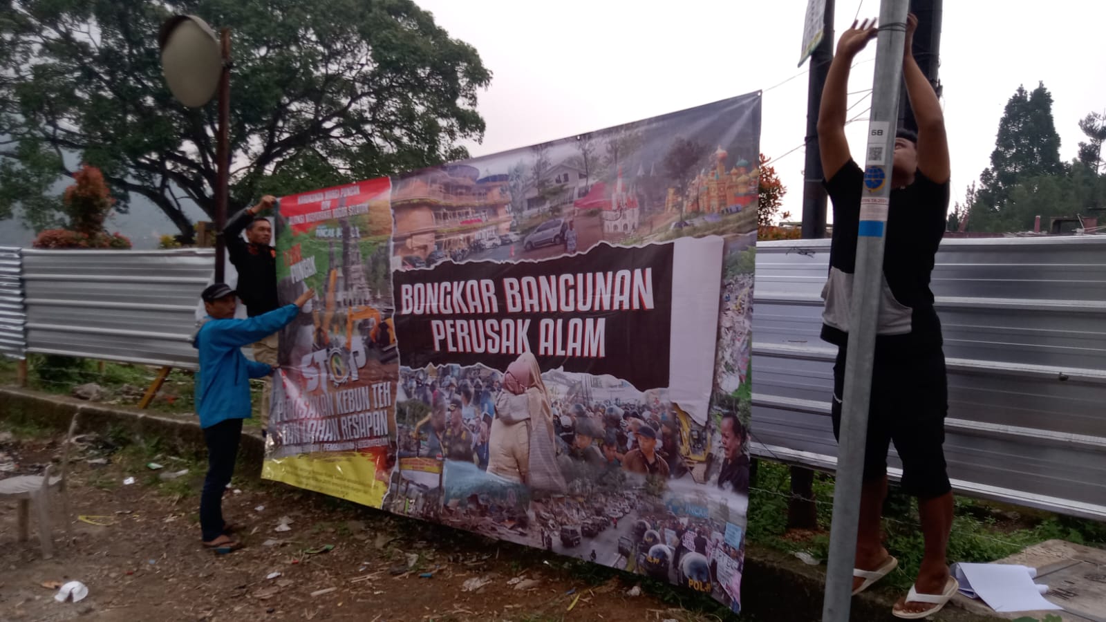 Anggota KWP memasang banner untuk merespon kebijakan Pj Bupati Bogor dalam menata kawasan Puncak. Mereka meminta Pemkab Bogor tidak tebang pilih dalam menertibkan kawasan Puncak, Kabupaten Bogor.