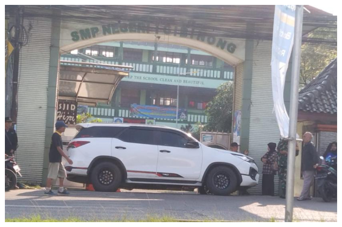 Pemilik mobil Toyota Fortuner, parkir di pintu masuk SMPN 1 Cibinong, lantaran kesal anaknya tidak diterima.