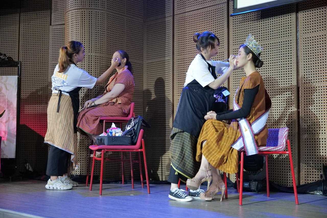 Peserta program The Beauty of Disabilities: Make Up Class with BCA mempraktikkan langsung keterampilan makeup yang telah dipelajari selama pelatihan di seremoni kelulusan yang diselenggarakan.