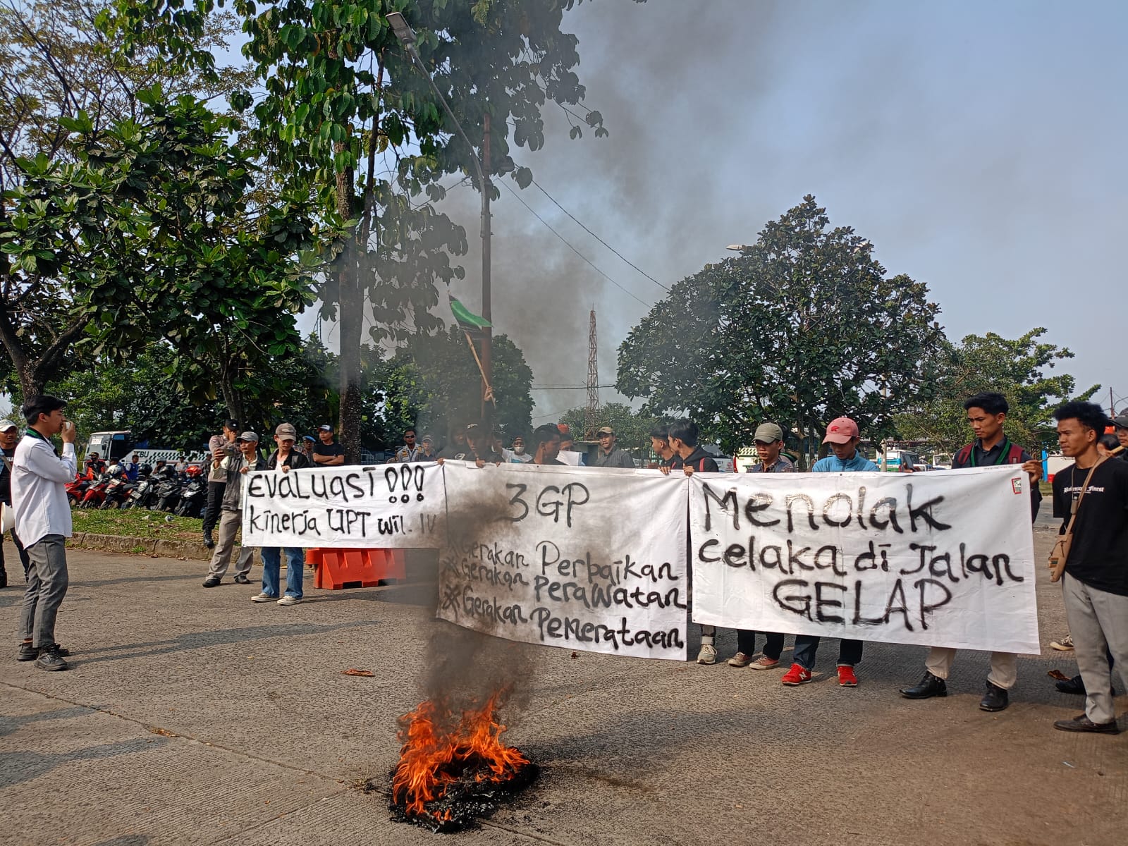 Mahasiswa Ummul Quro Al-Islami menggelar aksi unjuk rasa di depan kantor UPT Dishub Wilayah IV Kabupaten Bogor, Jumat (12/7/2024).