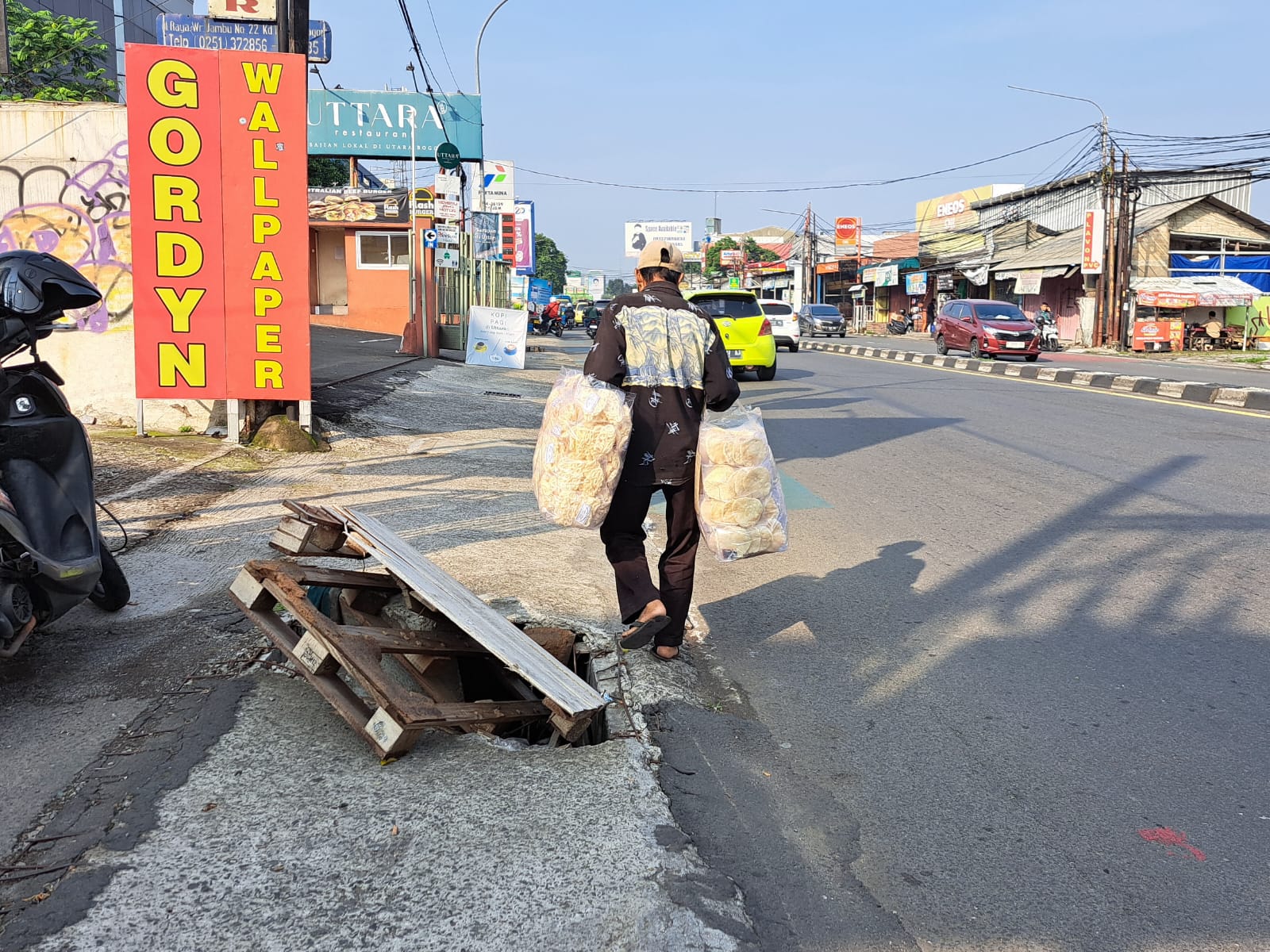 Kondisi trotoar Jalan KS Tubun yang rusak.
