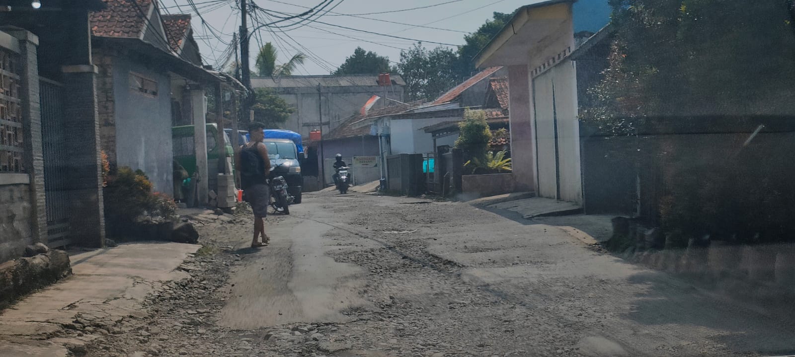 Kondisi Jalan Sawo Sukamantri hancur.