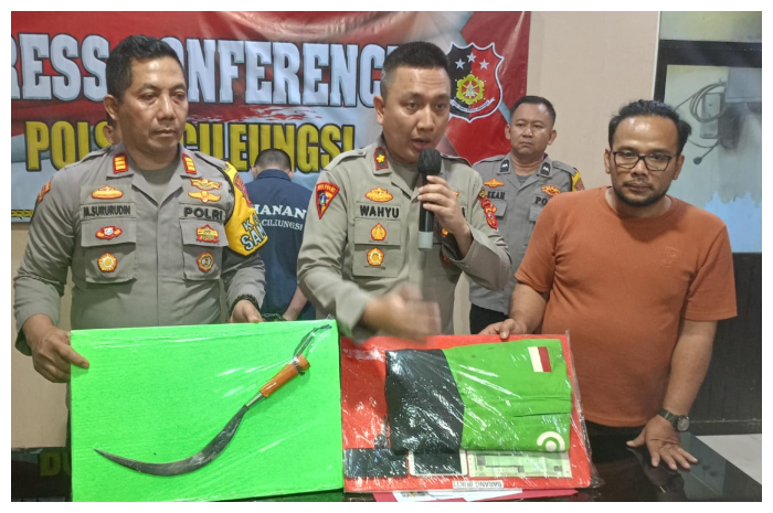 Kapolsek Cileungsi, Kompol Wahyu Maduransyah Putra menunjukan barang bukti celurit yang digunakan para pelaku merampas motor pengemudi ojol.