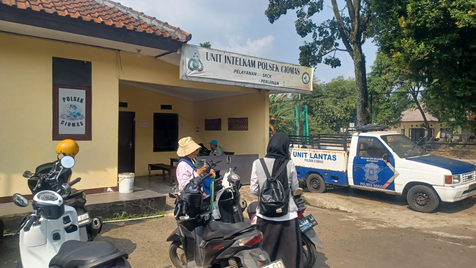 Sejumlah warga mengajukan permohonan pembuatan SKCK di Polsek Ciomas, Polres Bogor. Jelang tahun ajaran baru 2024/2025, permohonan SKCK meningkat.