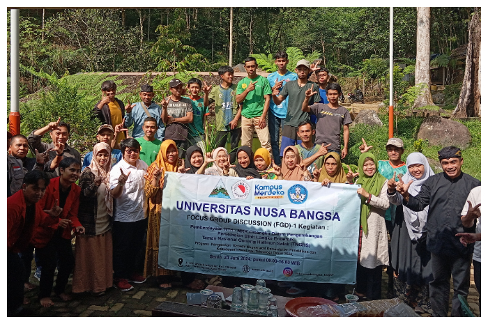 Dosen dan mahasiswa Univeritas Nusa Bangsa (UNB) melakukan sosialisasi kepada 27 anggota Kelompok Tani Hutan Model Kampung Konservasi (KTH MKK) Cisangku dan masyarakat.