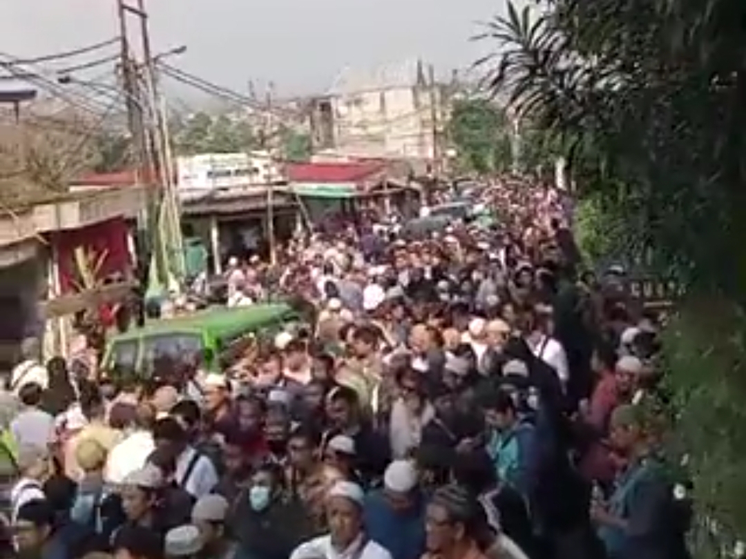 Ribuan warga mengantar pemakaman Ustadz Yazid bin Abdul Qadir Jawwas di TPU Wakaf LOS Lolongok, Kota Bogor, Jumat (12/7/2024).