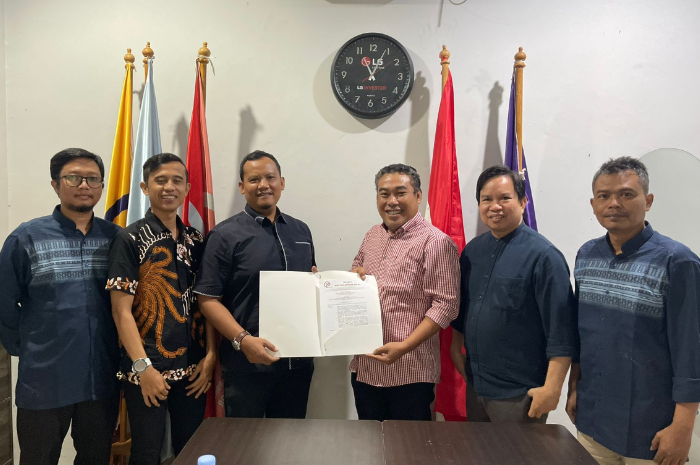 Yayasan Visi Nusantara Maju&nbsp;menyerahkan SK pengangkatan Pejabat Rektor ITB Vinus Bogor.