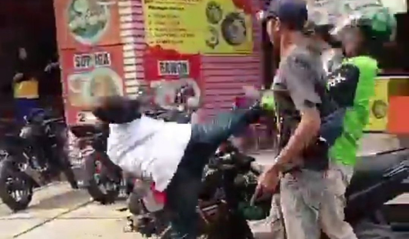 Tangkapan layar wajah pengemudi ojek online (ojol) ditendang debt collector di Kota Bekasi, Jawa Barat.