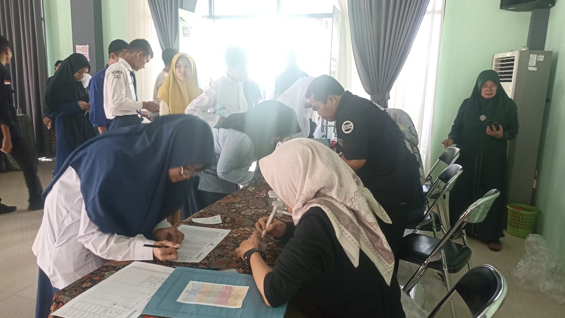 Siswa baru MAN 1 Bogor, mengikuti tes urine sebelum dinayatakan diterima sebagai siswa baru.