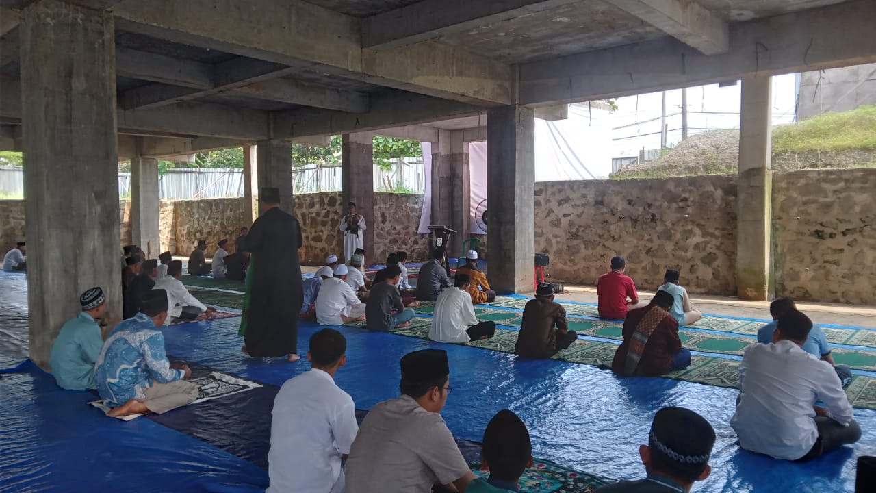 Warga Gunung Sindur melaksanakan salat jumat di Masjid Jabal Nur, masjid besar pertama yang dibangun swadaya masyarakat di Gunung Sindur, Kabupaten Bogor.