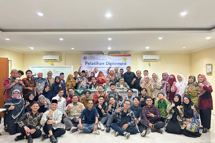 Para peserta pelatihan diplomasi di Universitas Muhammadiyah Jakarta berfoto bersama.