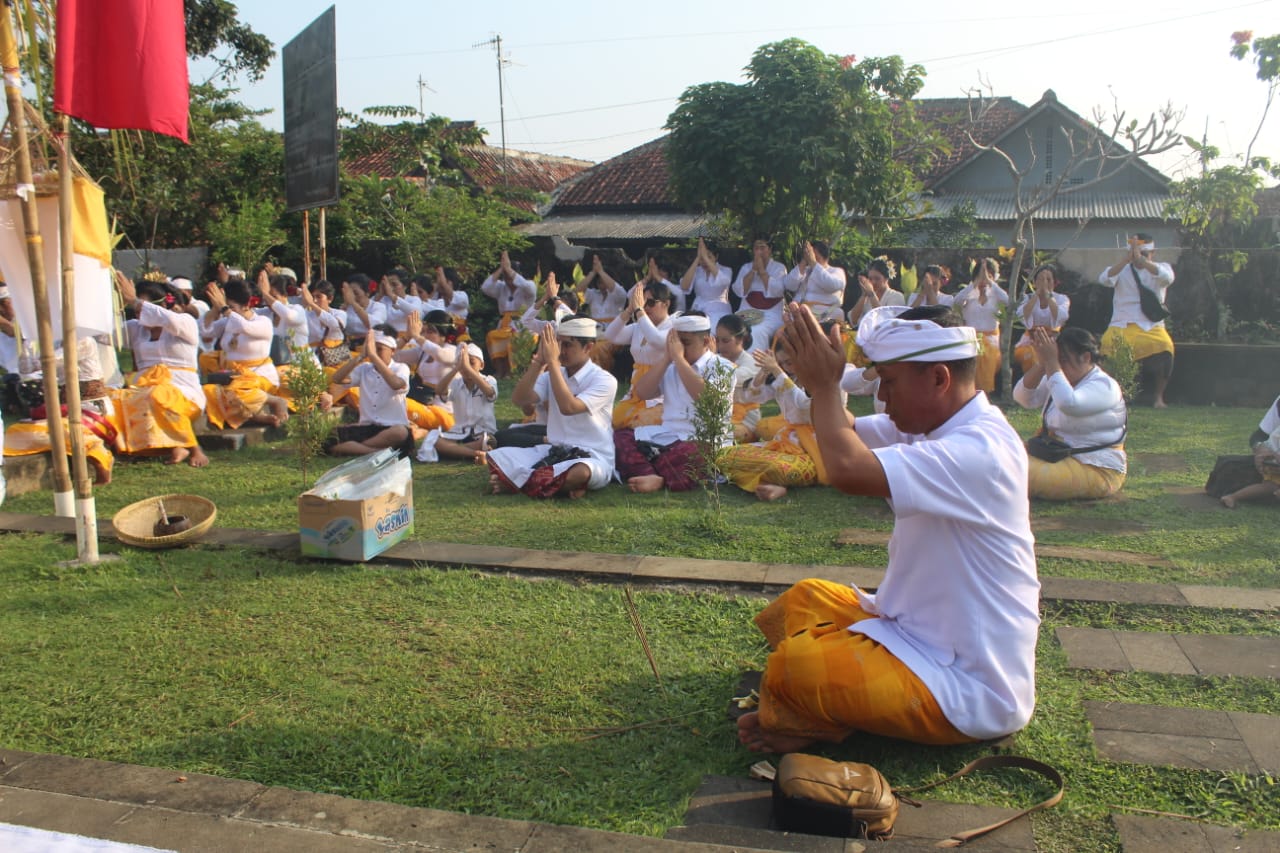 upacara agung Ngenteg Linggih bertepatan dengan Hari Raya Saraswati Wuku Watu Gunung, di Pura Angkasa Amertha Dharma Jati Lanud Atang Sendjaja Sabtu (13/7/2024).