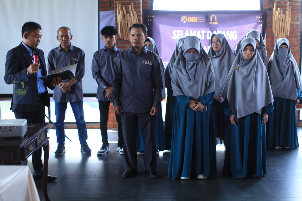 Presiden sekaligus Direktur INH mengukuhkan 10 pengurus LKSA Siti Fatimah yang lingkup kerjanya di bidang anak yatim dan dhuafa, Minggu (14/7/2024).