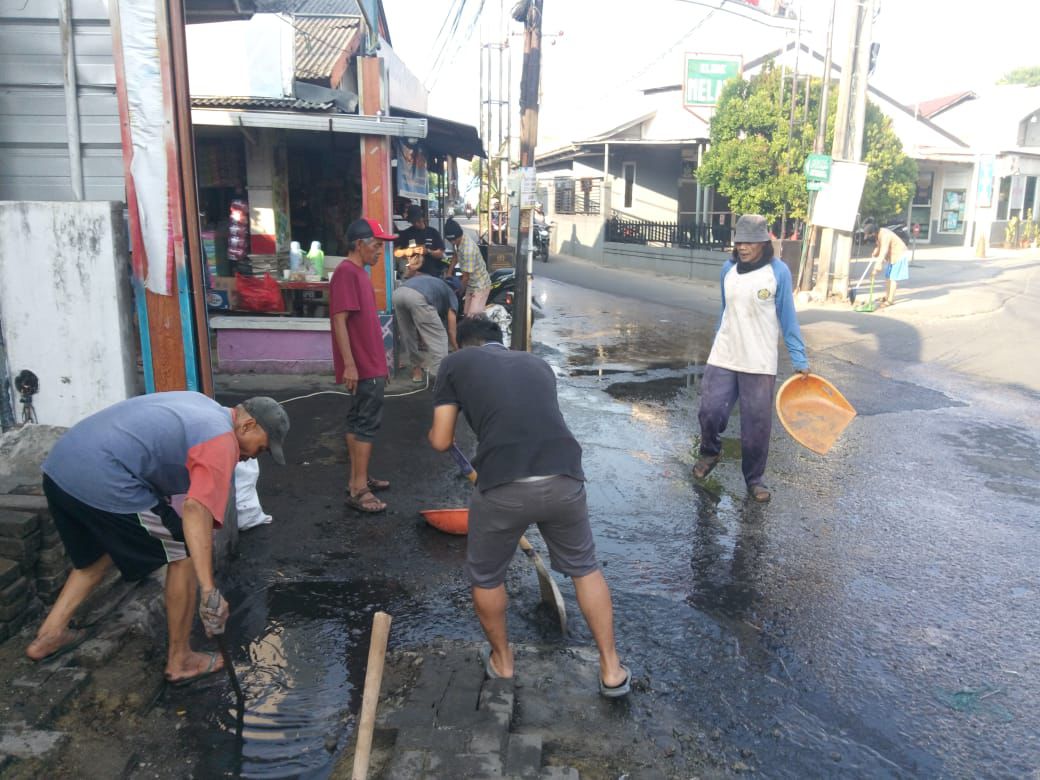 Warga Kampung Bedan Cibinong, Pabuaran Mekar, kerja bakti bersihkan saluran air tersumbat Warga Kampung Bedan Cibinong, Pabuaran Mekar, kerja bakti bersihkan saluran air tersumbat (Fauzan/Radar Bogor)