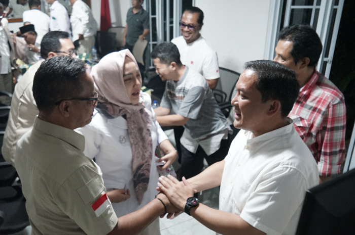 KOMPAK : Dokter Rayendra (kanan) saat bersama para pengurus&nbsp;DPC Partai Gerindra Kota Bogor.