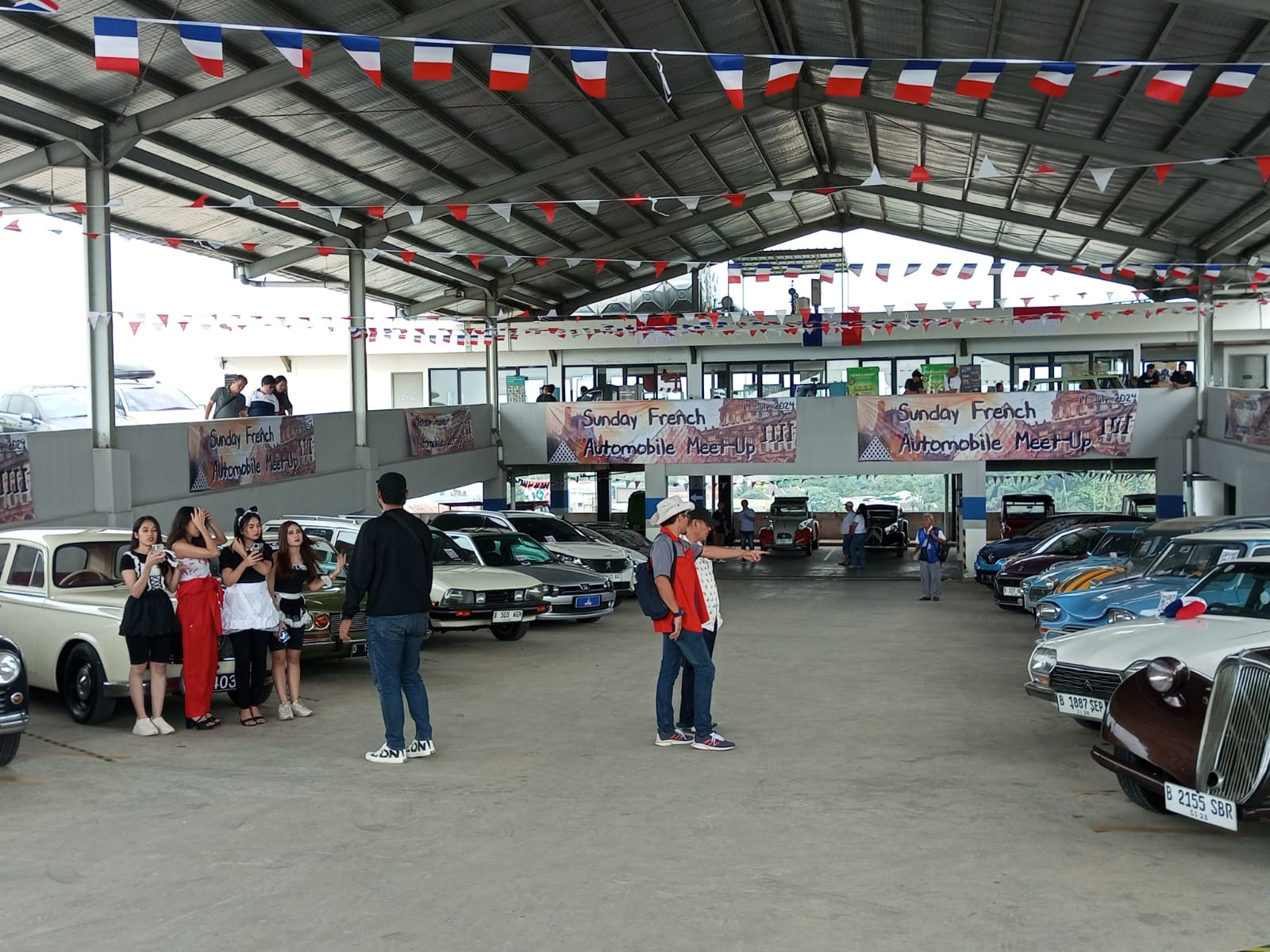 Sunday French Automobile Meet Up IIII (S-FAM IIII) digelar di Bogor, dengan memamerkan puluhan mobil klasik dan modern asal Prancis.