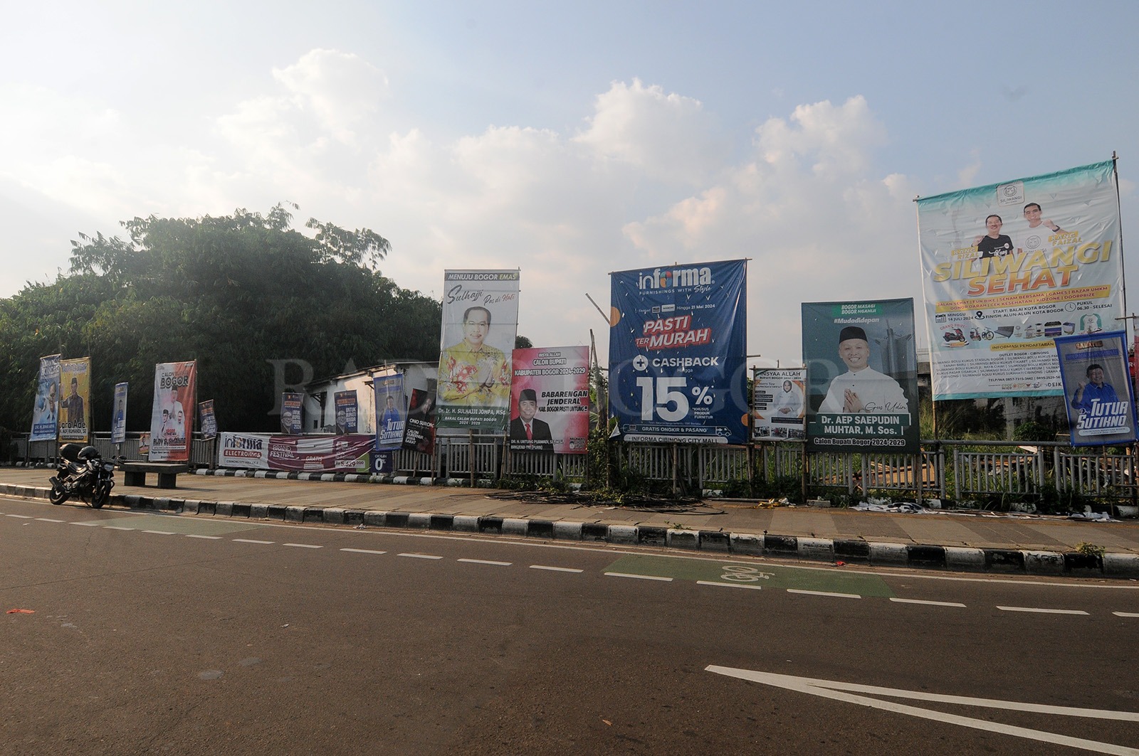 Sejumlah alat praga kampanye Pemilihan Bupati berjejer di simpang Sentul, Kabuopaten Bogor, Jawa Barat, Senin (15/7/2024).