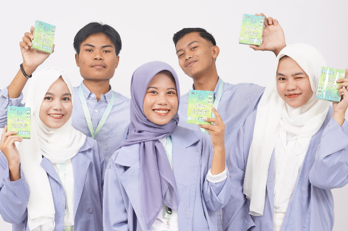 Tim PKM Kewirausahaan mahasiswa IPB University&nbsp;produk deterjen Solvoe untuk mencegah DDB.