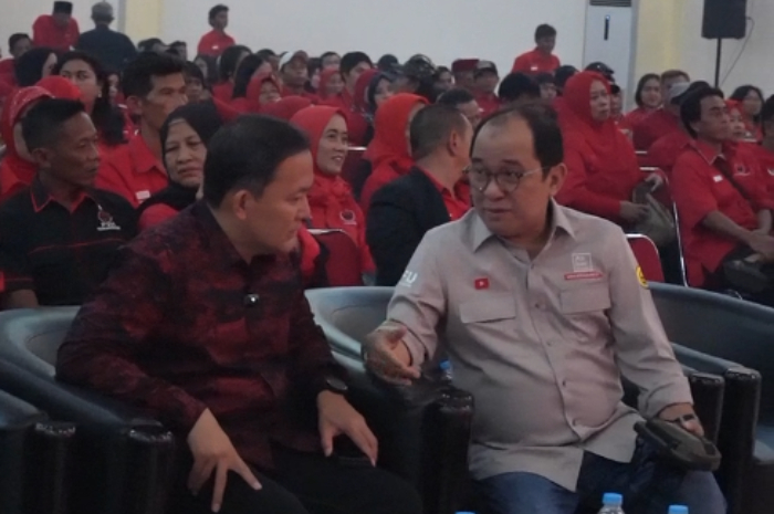 Dokter Rayendra saat bersama&nbsp;Pengamat Politik Akbar Faizal.