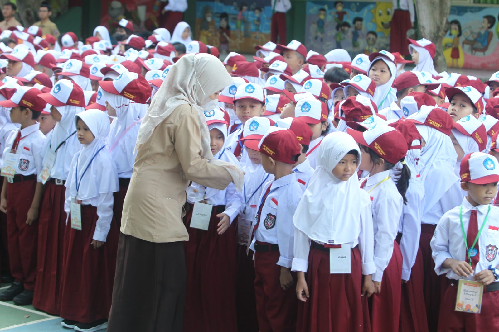 Sejumlah  siswa kelas satu mengikuti MPLS di hari pertama masuk sekolah di SDN Sukadamai 3 kota Bogor , Senin(15/7/2024). Foto:  Sofyansyah/Radar Bogor