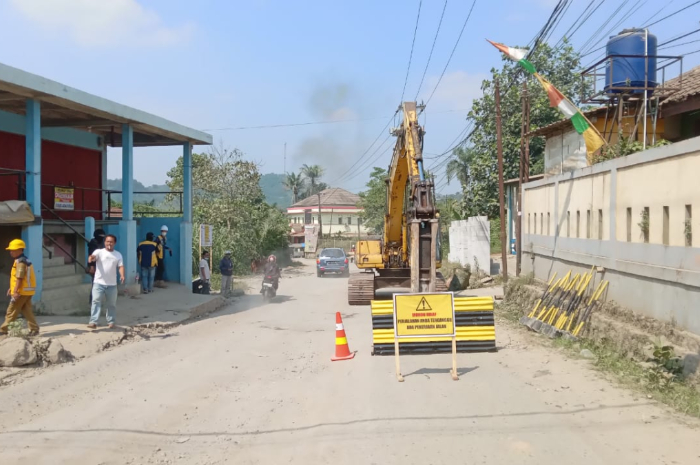 Kondisi Jalan Parung Panjang yang sepi dari truk tambang.