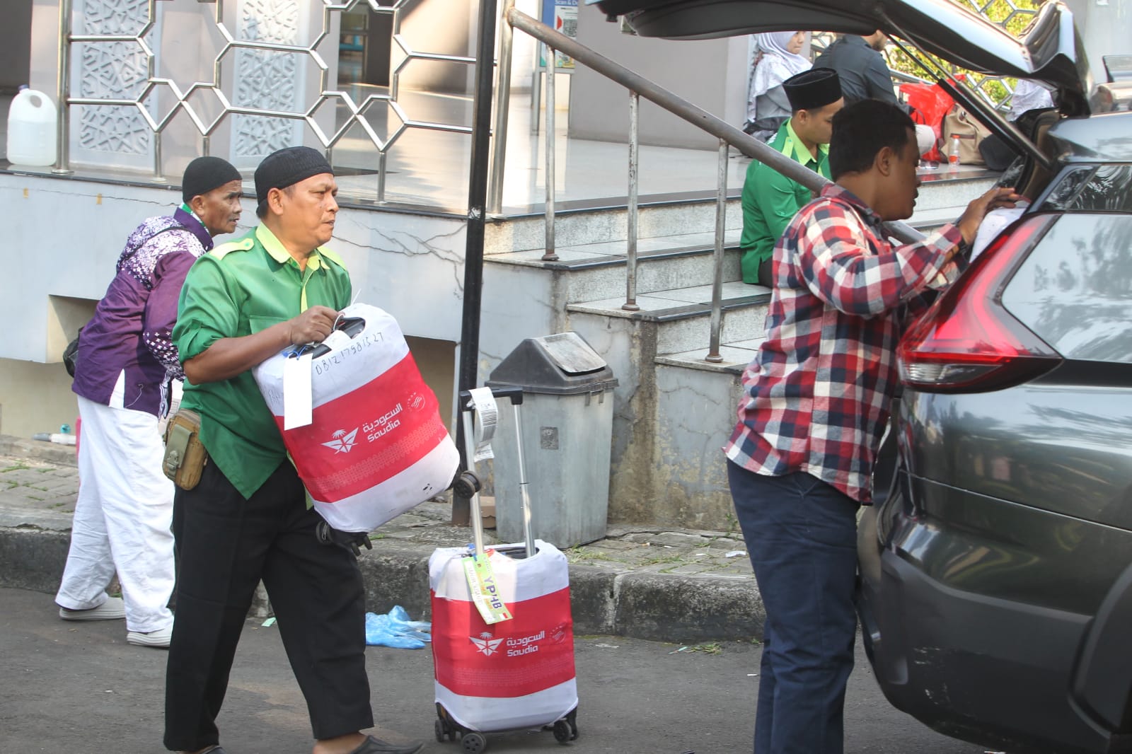 Jamaah haji asal kloter 49 asal Kota Bogor kini telah kembali dari tanah suci dan tiba di Kota Bogor, Senin (15/7/2024) pagi.
