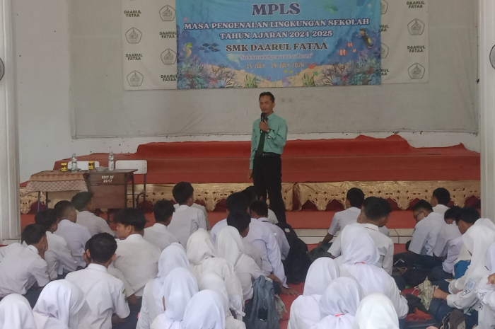 Wakil ketua KPAD Kabupaten Bogor, Waspada ketika mengisi materi dihadapan siswa baru yang berlangsung di SMK Daarul Fatah, Kecamatan Bojonggede, Senin (15/7/2024)