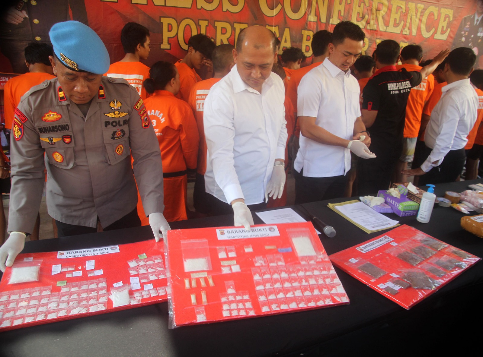 Petugas Satnarkoba Polresta Bogor Kota, menunjukan barang bukti narkoba dan para tersanga yang berhasil mereka tangkap, Senin (15/7/2024).