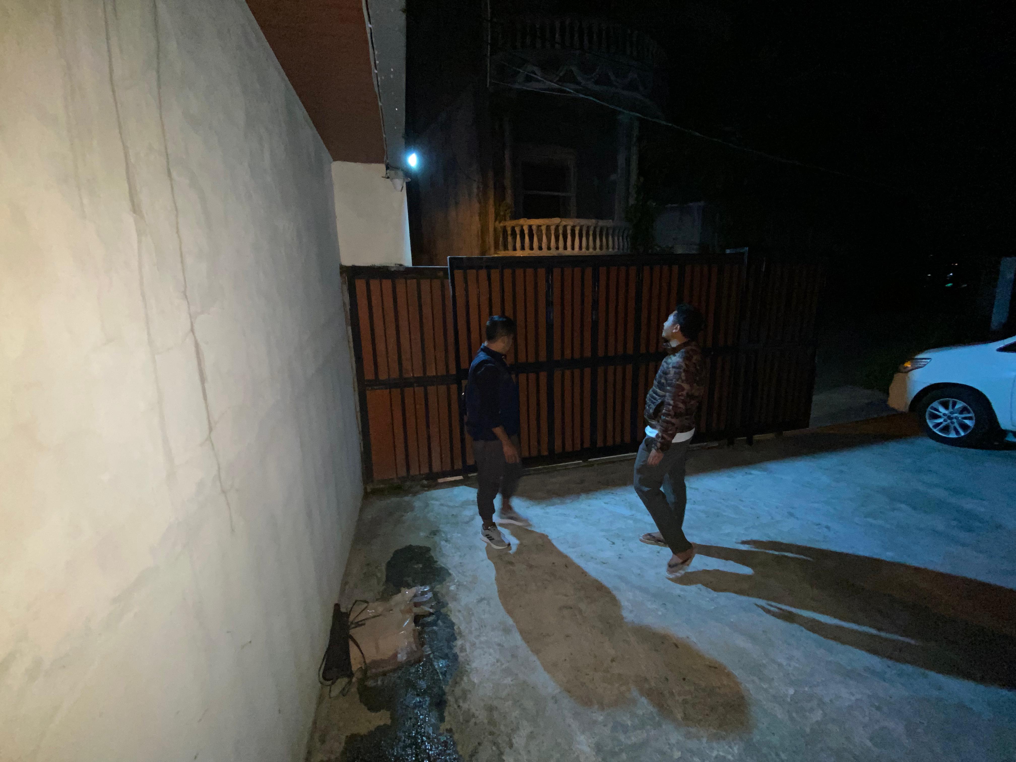 Petugas Polsek Cisarua, Polres Bogor, olah TKP kasus pencurian kendaraan bermotor di sebuah vila, Desa Jogjogan, Kecamatan Cisarua.