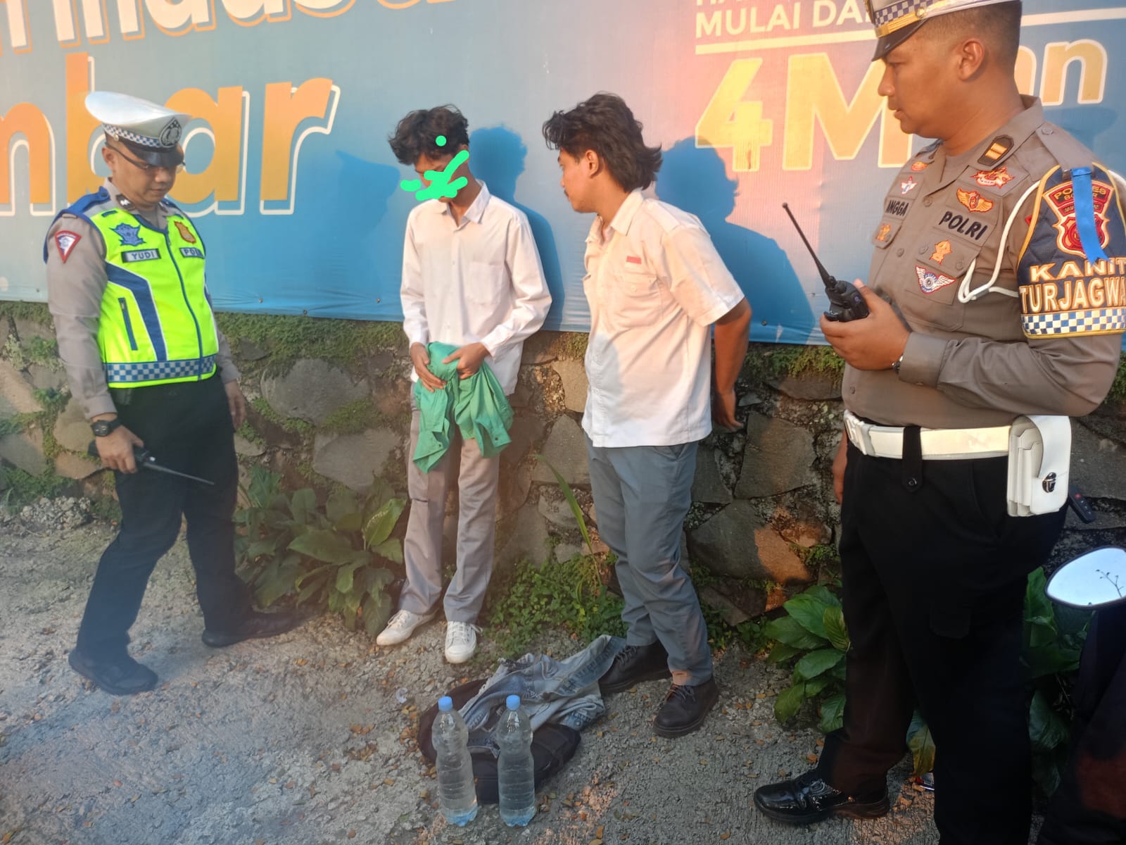 Dua pelajar SMK kedapatan membawa minum keras saat petugas Polres Bogor, melaksanakan Operasi Patuh Lodaya di Jalan Raya Alternatif Sentul, Kabupaten Bogor, Senin (15/7/2024).