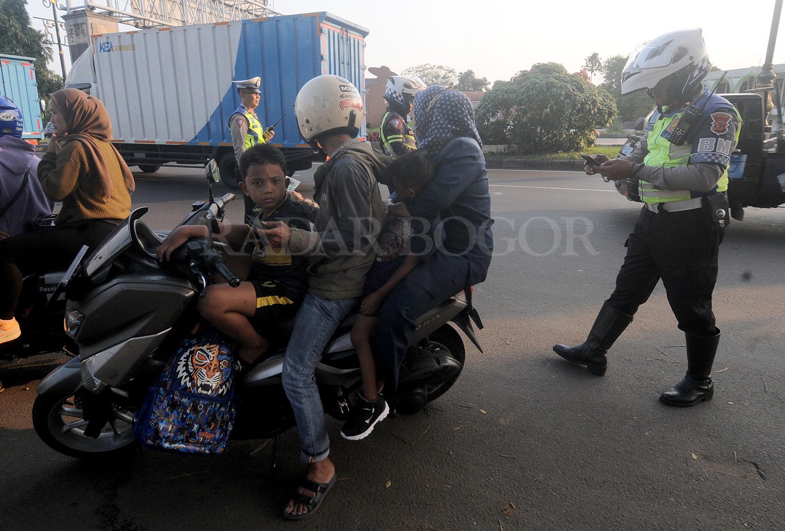 Petugas Satlantas Polres Bogor, melaksanakan Operasi Patuh Lodaya di Jalan Raya Alternatif Sentul, Kabupaten Bogor, Senin (15/7/2024).