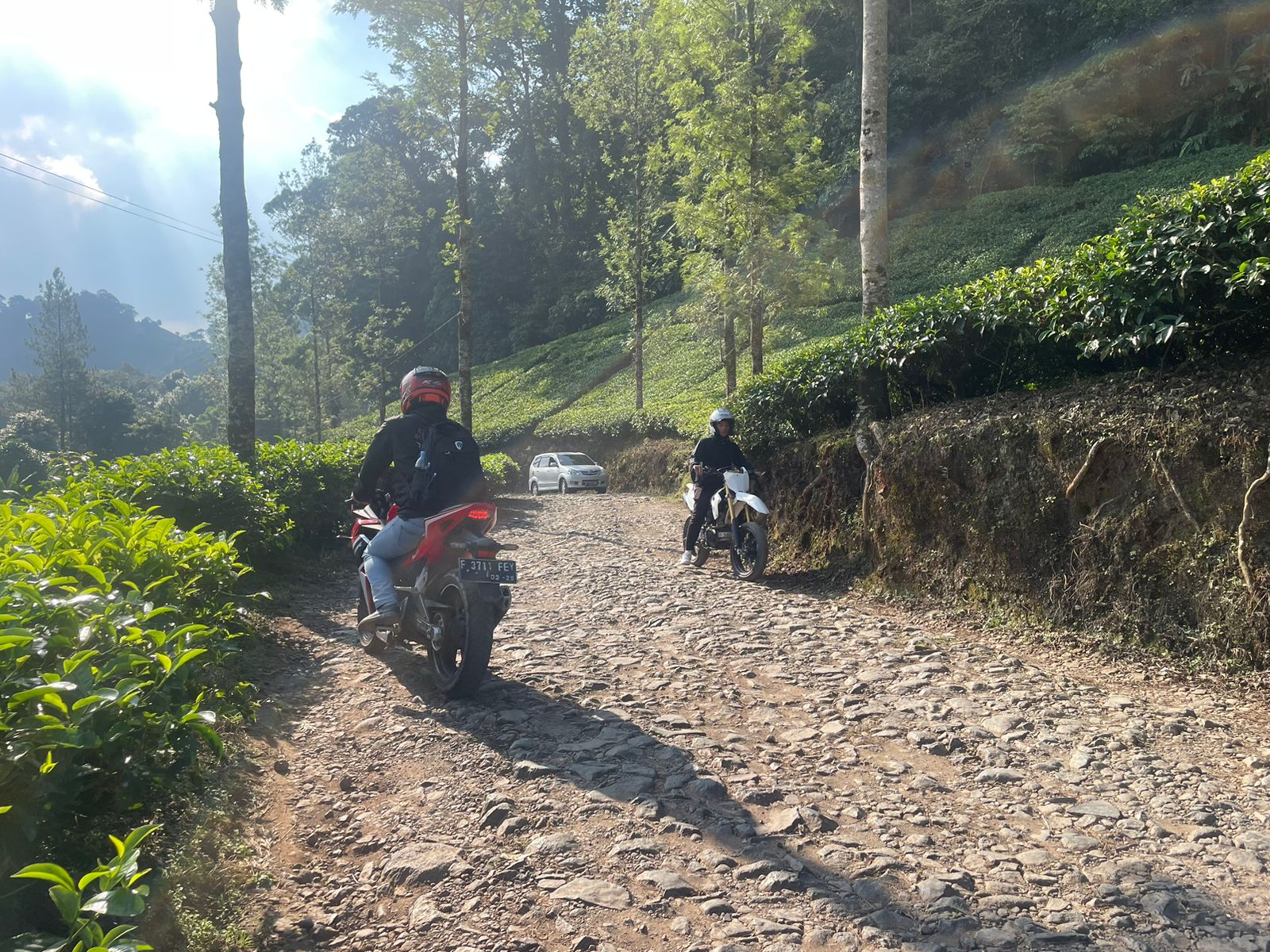 Kondisi akses jalan menuju kawasan wisata Telaga Saat, Kecamatan Cisarua, Kabupaten Bogor.