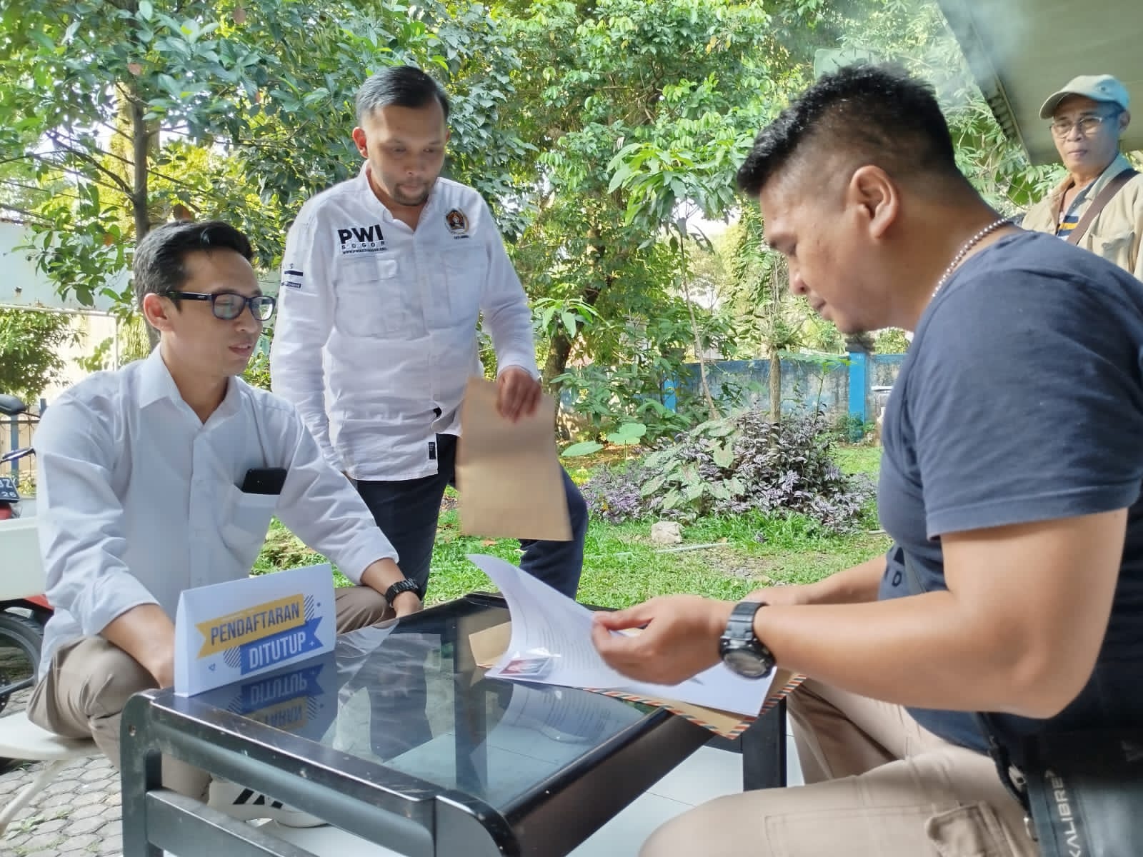 Sekum PWI Kota Bogor, Herman Indrabudi (duduk) menyerahkan berkas persyaratan pendaftaran bakal calon ketua PWI Kota Bogor.
