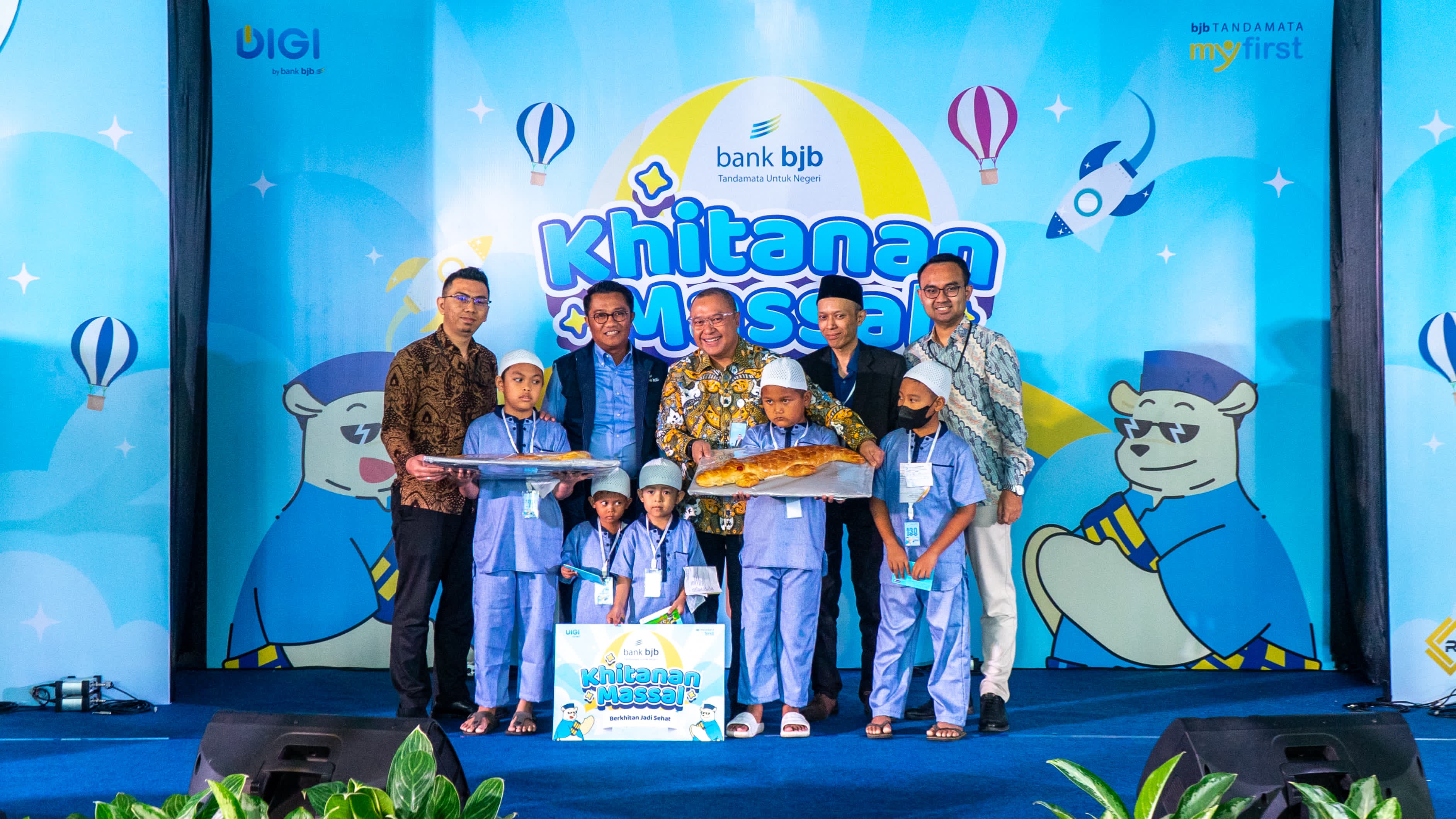 Bank BJB menggelar khitanan massal di Gor Sport & Creative Center Bank BJB Jalan Naripan, Kota Bandung, Selasa (16/7/2024).