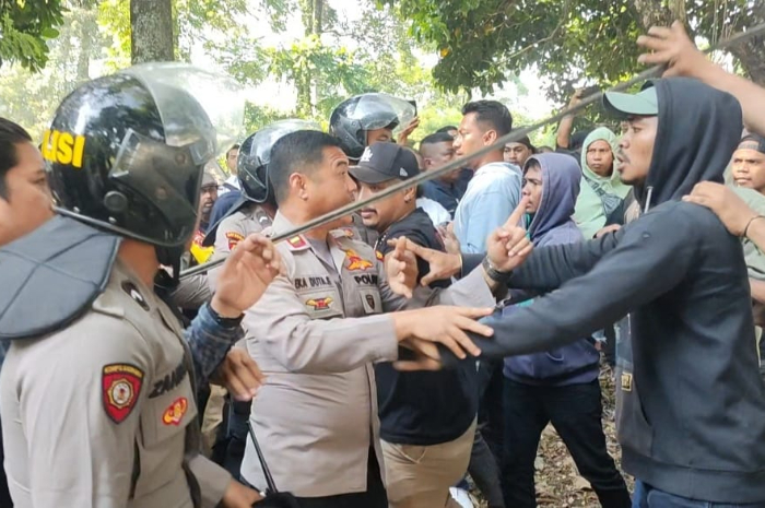 Kericuhan sempat terjadi usai petugas gabungan akan masuk ke area eksekusi lahan Jagorawi Golf Selasa (16/7/2024)