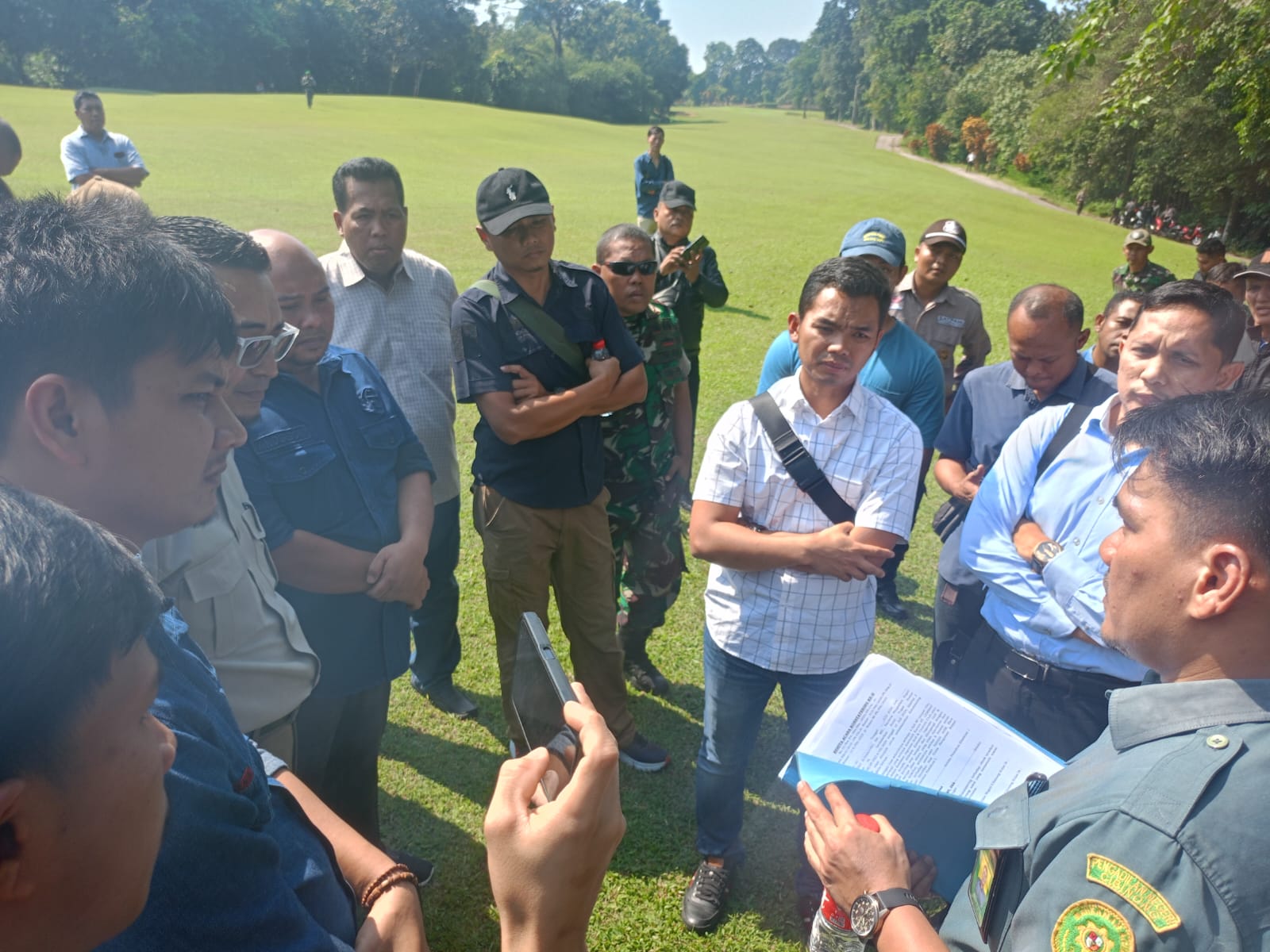 Petugas PN Cibinong melakukan konstatering bersama BPN Kabupaten Bogor di lahan Jagorawi Golf & Country Club, Selasa (16/7/2024).