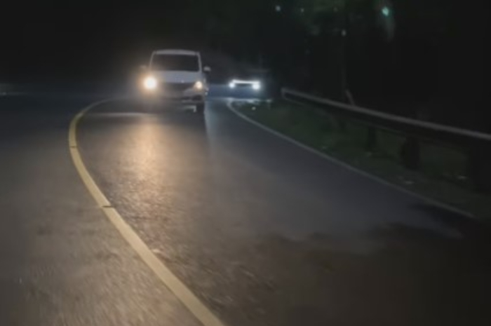 Jalur Puncak, Kabupaten Bogor tampak dibiarkan gelap pasca penertiban PKL.