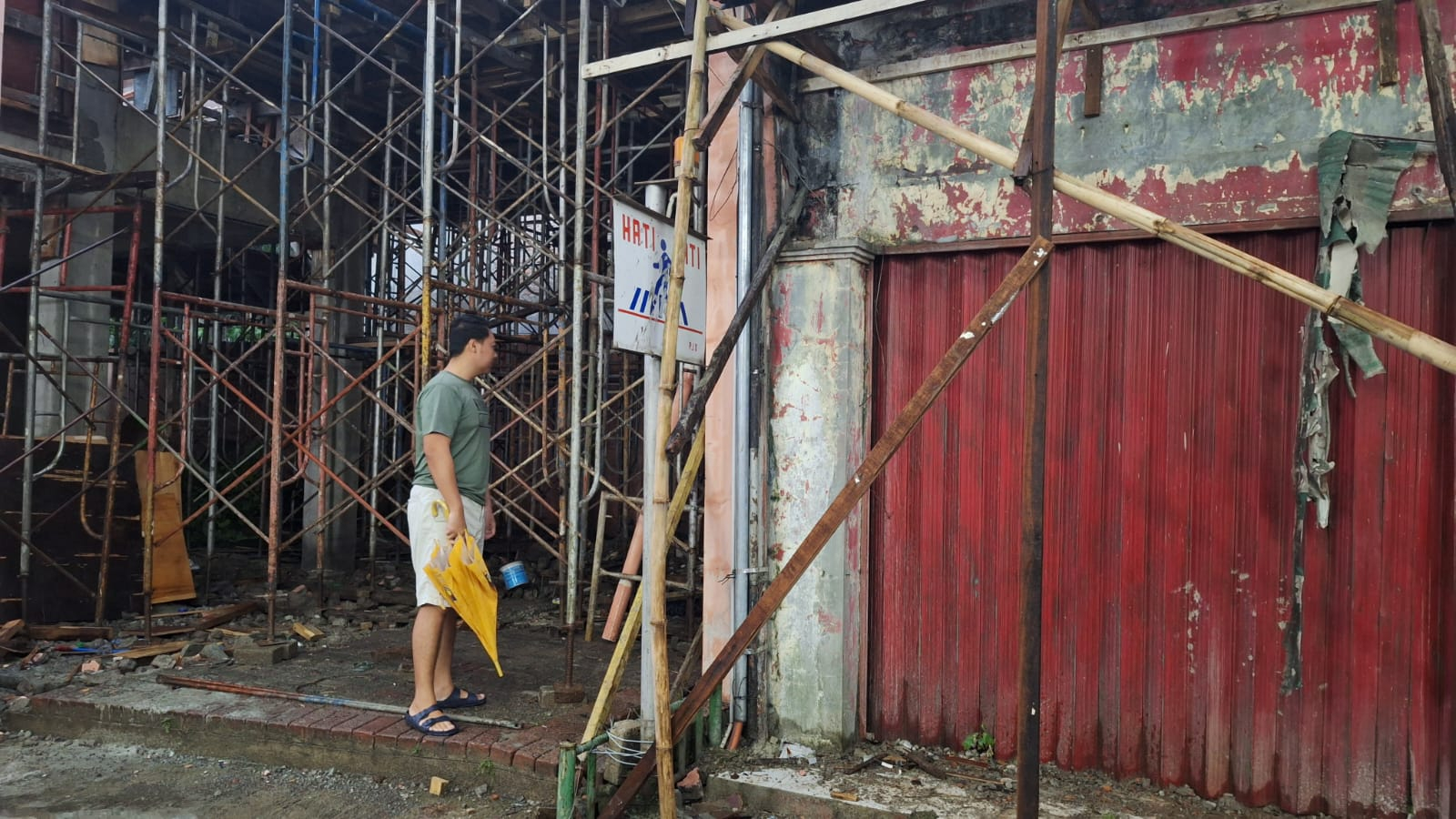 Kondisi revitalisasi bangunan ruko yang tengah dilakukan Plaza Jambu Dua saat ini. (Foto: Dede/Radar Bogor)