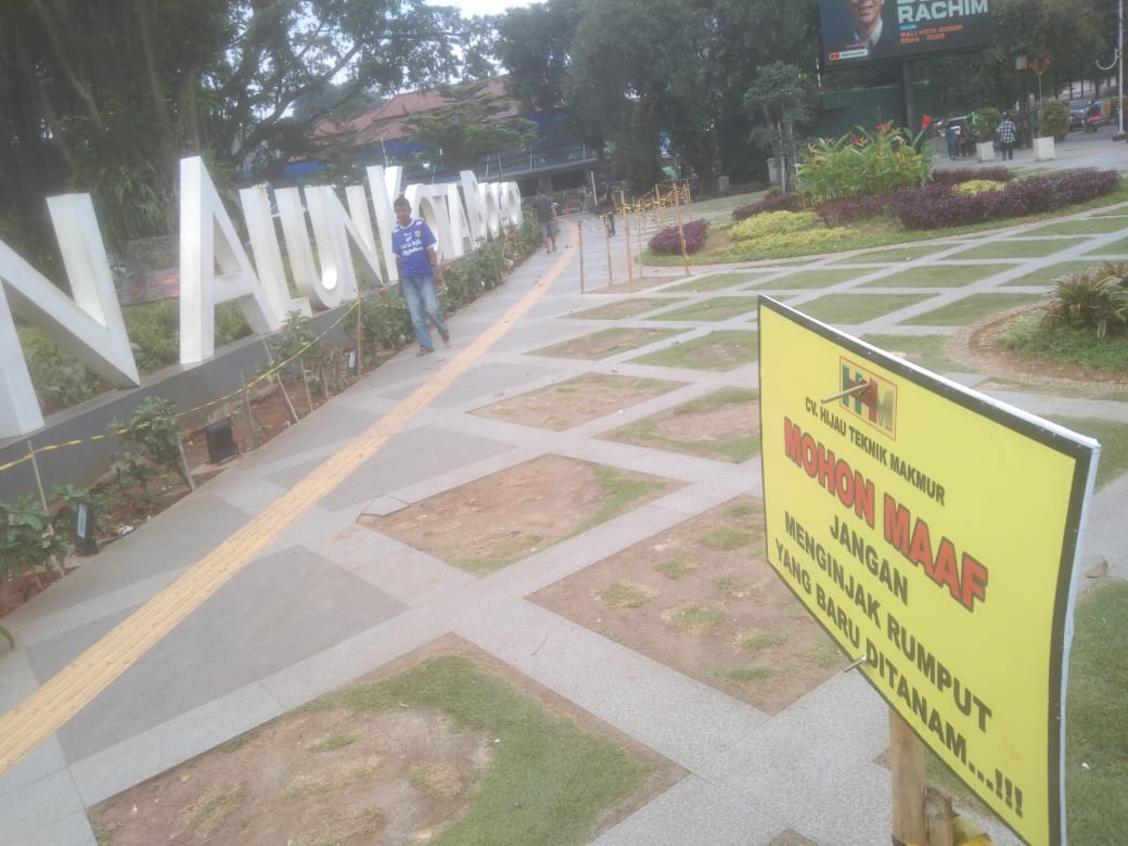 Alun-alun Kota Bogor, ditutup sementara lantaran ada pemeliharaan beberapa spot yang rusak.